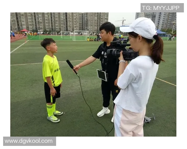 大头小身子足球明星的成长之路与场上风采揭秘