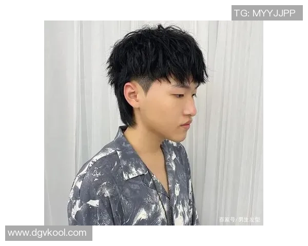 足球明星照片纹身男展现个性魅力与运动热情的完美结合 足球明星照片纹身男展现个性魅力与运动热情的完美结合